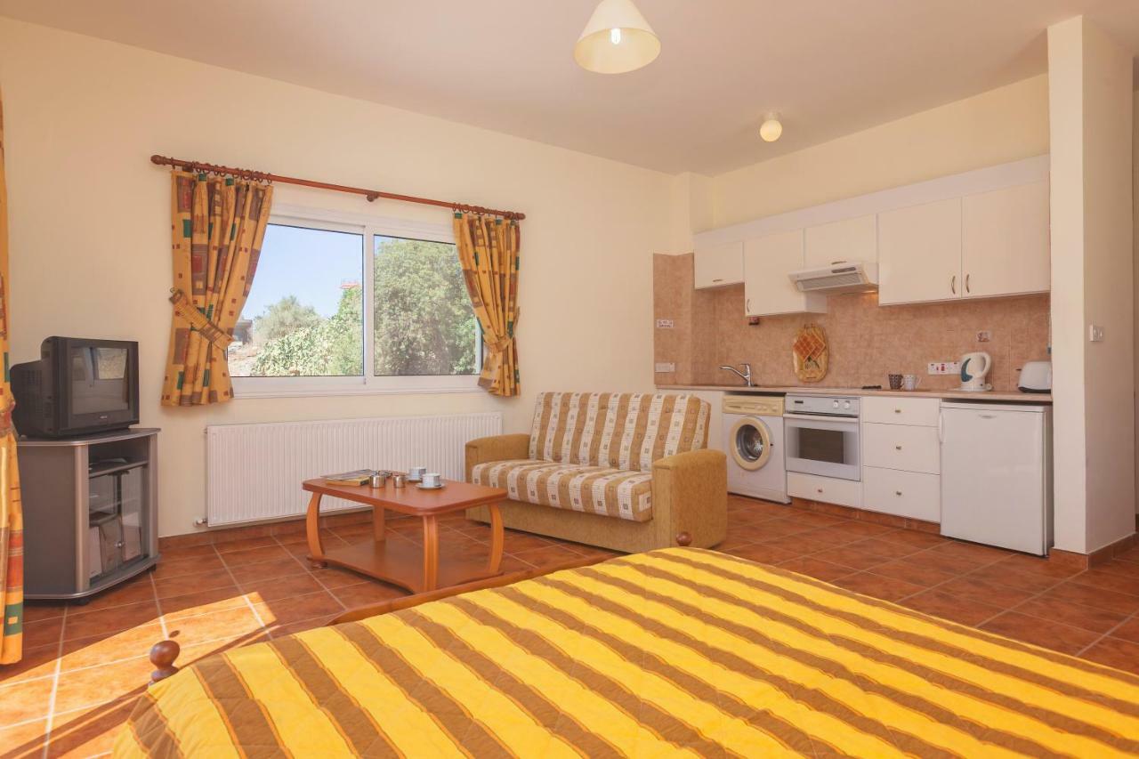 Thekla Court Apartment Polis Bagian luar foto