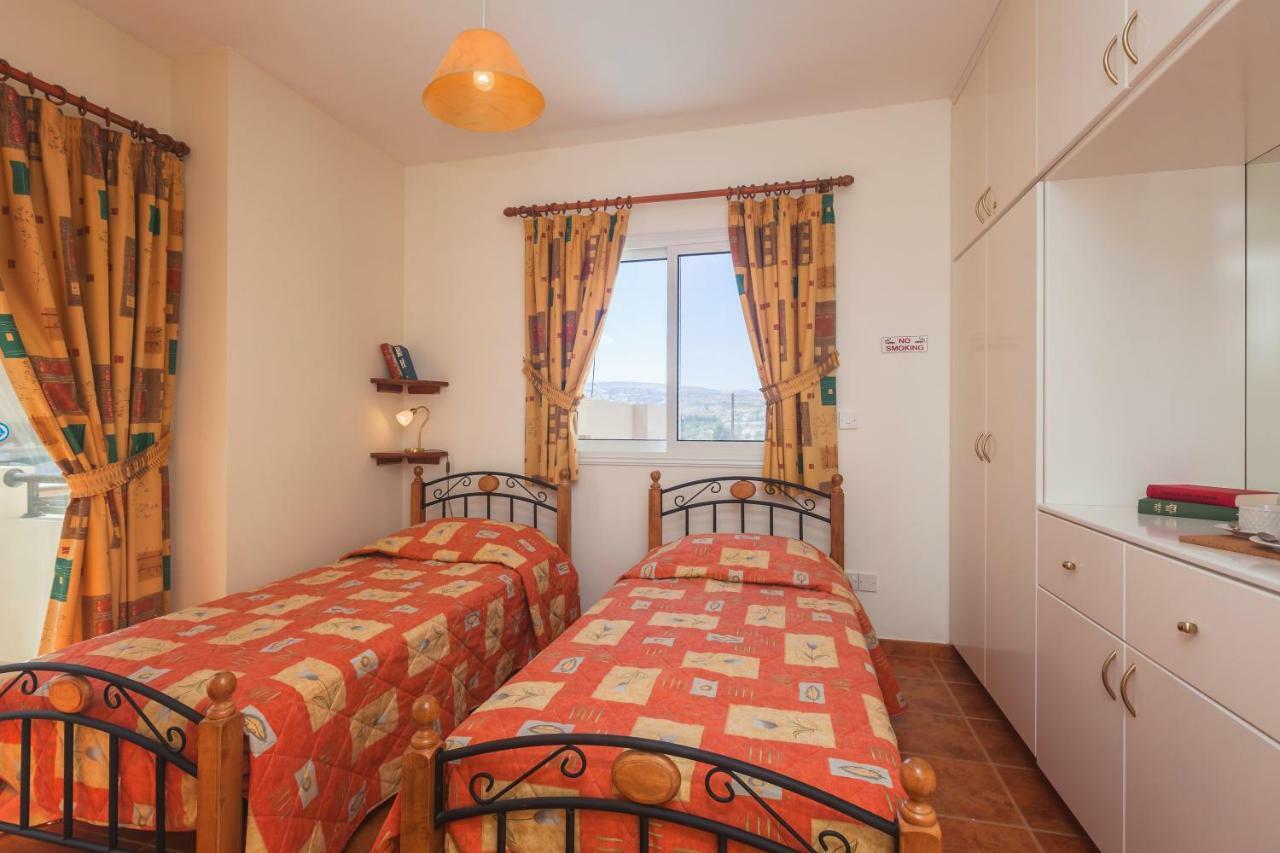 Thekla Court Apartment Polis Bagian luar foto